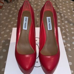 Steve Madden red pumps